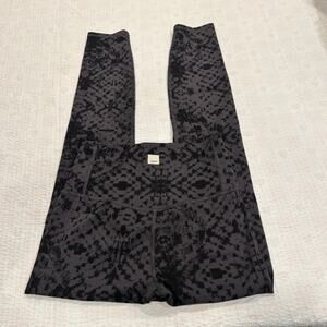 Vuori black and gray high rise leggings XS / SMALL